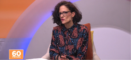 VODITELJKI OVO IZLETELO IZ USTA USRED EMISIJE! Gost u šoku, evo kako je odreagovao, snimak ne prestaje da se širi (VIDEO)